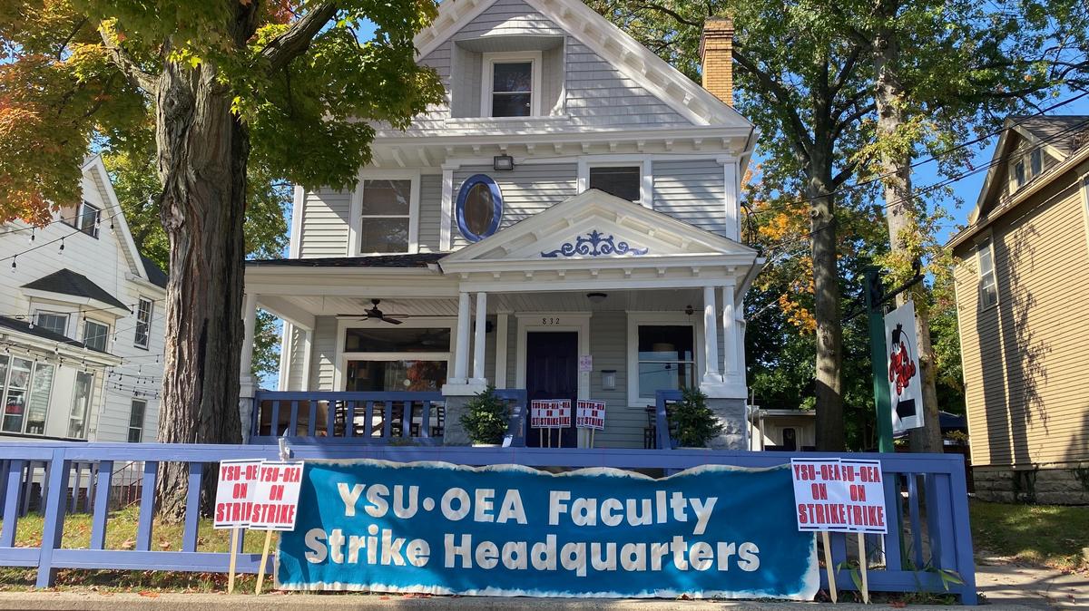 YSU-OEA set up strike headquarters ahead of a negotiating session with YSU administration Friday. 