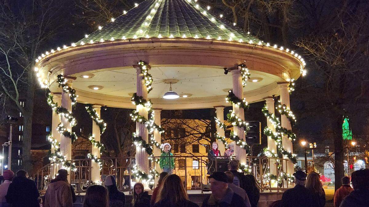 TourismOhio unveiled the 2025 holiday lights trail featuring a total of 79 must-see light displays, including Courthouse Square in downtown Warren.