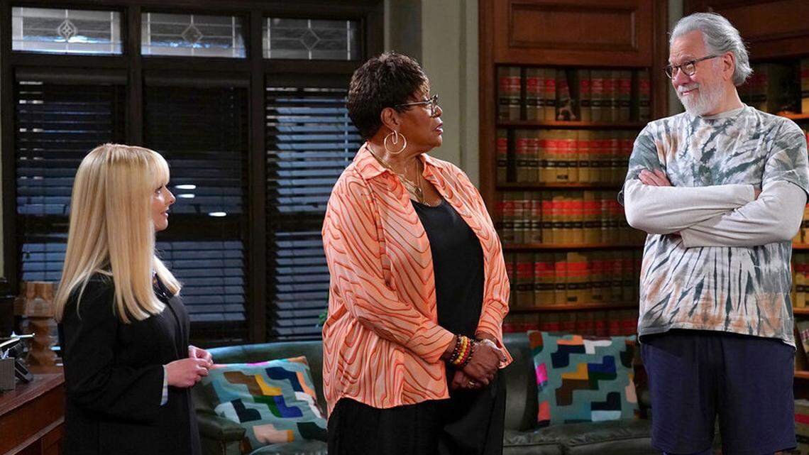 Abby Stone (Melissa Rauch), Roz (Marsha Warfield) and Dan Fielding (John Larroquette) appear in Season 2 Episode 1 of Night Court,