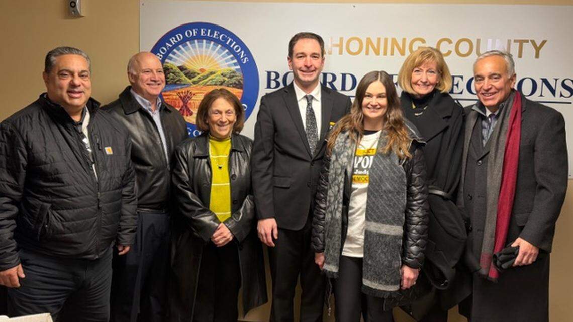 Attorney Mark P. D’Apolito filed nominating petitions to run for Mahoning County Common Pleas Court, pledging fairness and continued service to local residents.