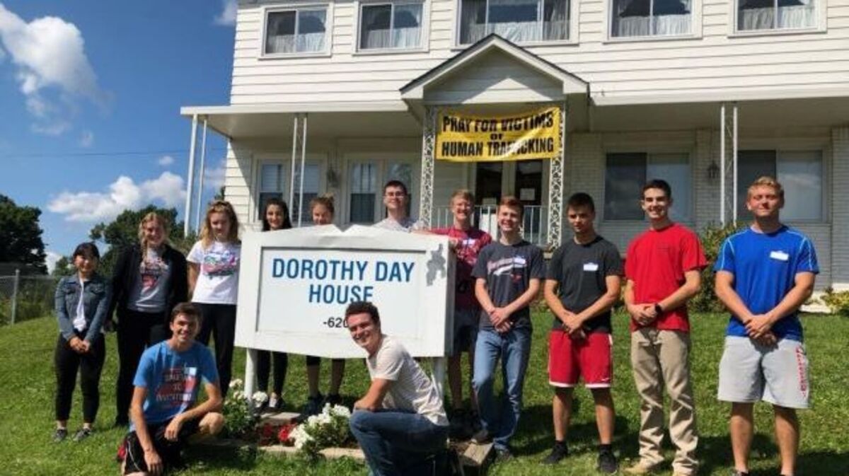 Students in the Honors College at Youngstown State University volunteered at  Dorothy Day House as part of Global Day of Service earlier in the semester. (Photo courtesy of Youngstown State University)