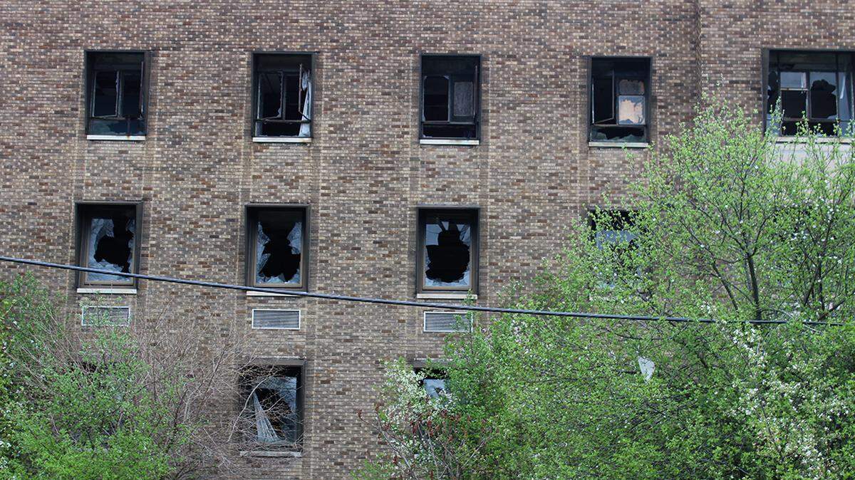 An array of shattered windows is seen along the side of the former St. Joseph Riverside Hospital in Warren on Wednesday, April 27, 2022. Demolition of the 15-acre site along along Tod Avenue Northwest is expected to begin in June 2022.