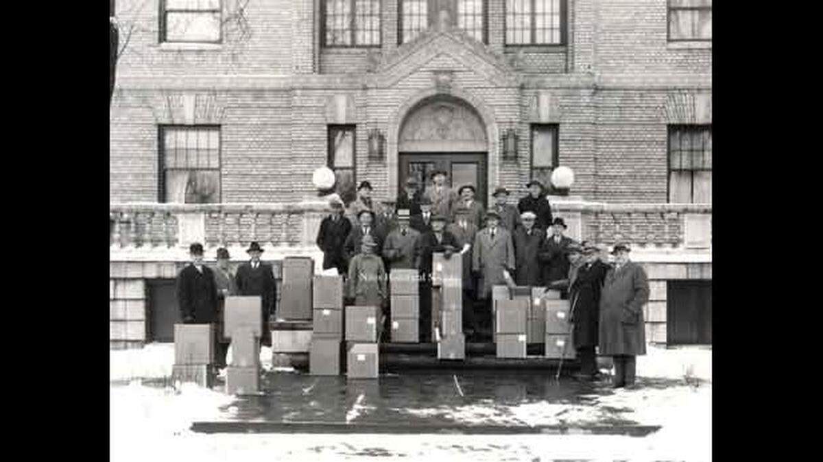 A group of men in front of the Niles Masonic Lodge with large boxes. It is safe to assume that these men are Masons and the boxes may have something to do with food relief, indicating the depression era. No names or dates are available, however.