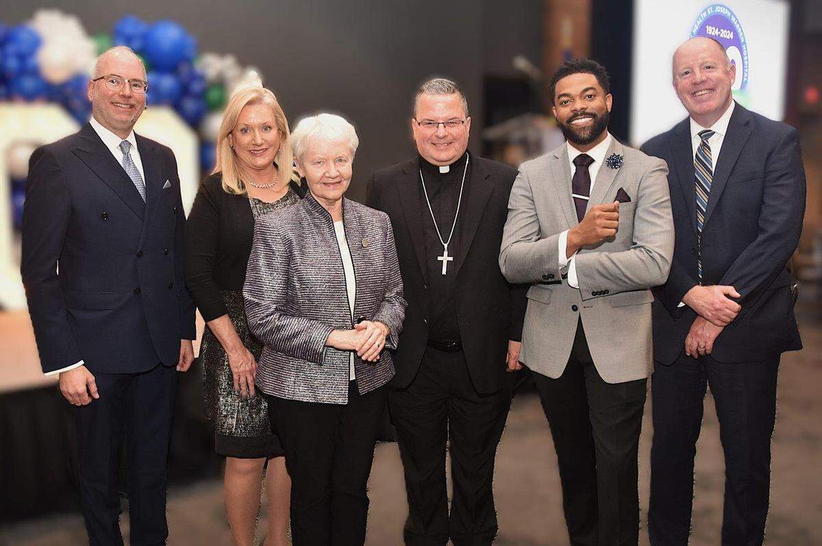 (left to right) Paul Homick, president, Mercy Health Foundation Mahoning Valley; Char Gardiner, president of St. Jospeh Warren Hospital; Sister Carol Anne Smith, H.M., Pastoral Leader, Sisters of the Humility of Mary; Rev. David J. Bonnar, Catholic Diocese of Youngstown; actor and master of ceremonies Joshua Triplett; and Dr. John Luellen, President, Mercy Health – Lorain and Youngstown