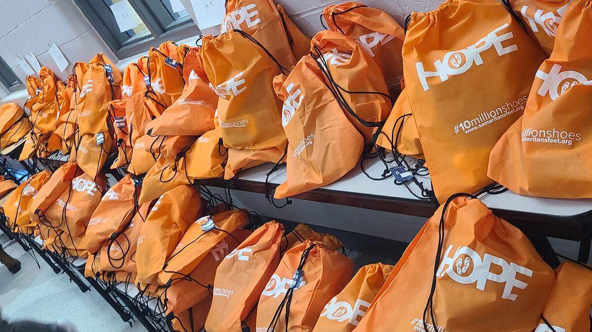 Samaritan’s Feet and Coca-Cola Consolidated partnered with Project MKC to bring a new pair of tennis shoes to all 350 students at Youngstown’s Volney Rogers Elementary School at no charge.
