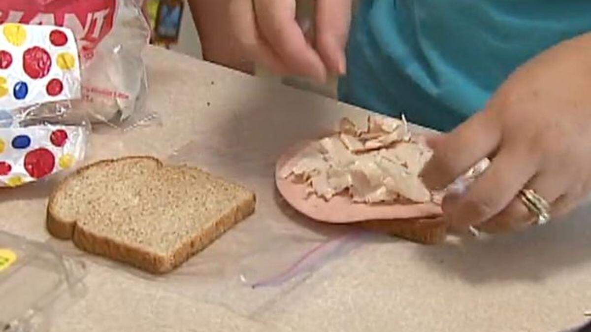 A Cleveland Clinic dietitian whips up some easy and healthy lunch ideas