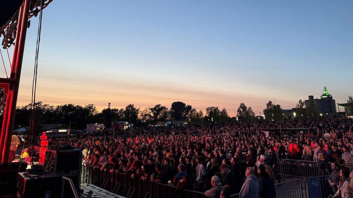 Thousands flock to downtown for Youngstown Foundation Amphitheatre opening weekend.
