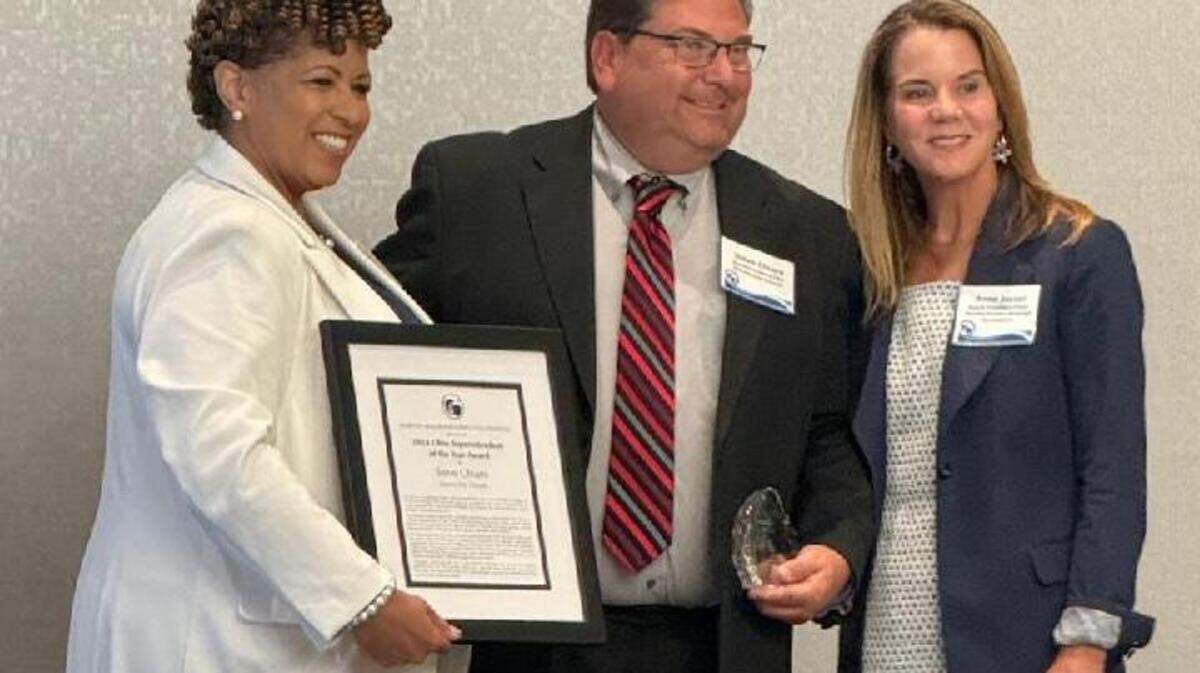 Dr. Renee T. Willis, Executive Director of the Martha Holden Jennings Foundation, left, and Anne C. Juster, President, Foundation Board of Directors, present the organization’s 2024 Superintendent of the Year Award to Warren City Schools Superintendent/CEO Steve Chiaro.
