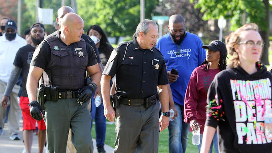 More than 1,000 demonstrators walked Perkins Park's circular drive just after 6 p.m. Monday in support of George Floyd, who was killed by Minneapolis police last month. They walked around courthouse square and returned to the Warren Amphitheater for speeches, prayers and songTrumbull County Deputy Sheriffs took to the protest walk as they left Perkins Park and headed to Warren Courthouse Square