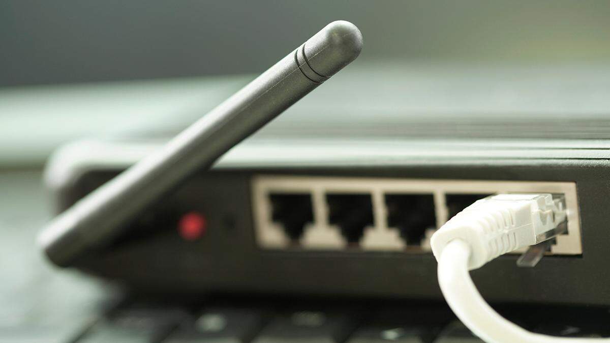 broadband internet connection with wlan router in home office