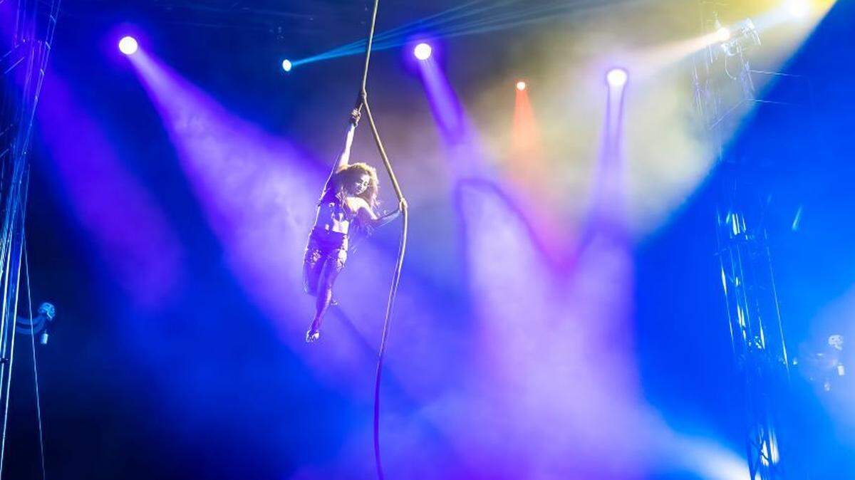 Paranormal Cirque performing at Southern Park Mall