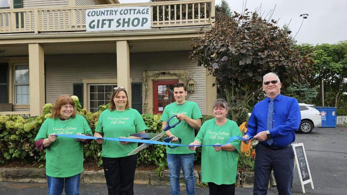 Country Cottage Gift Shop is now open in Brookfield. 
