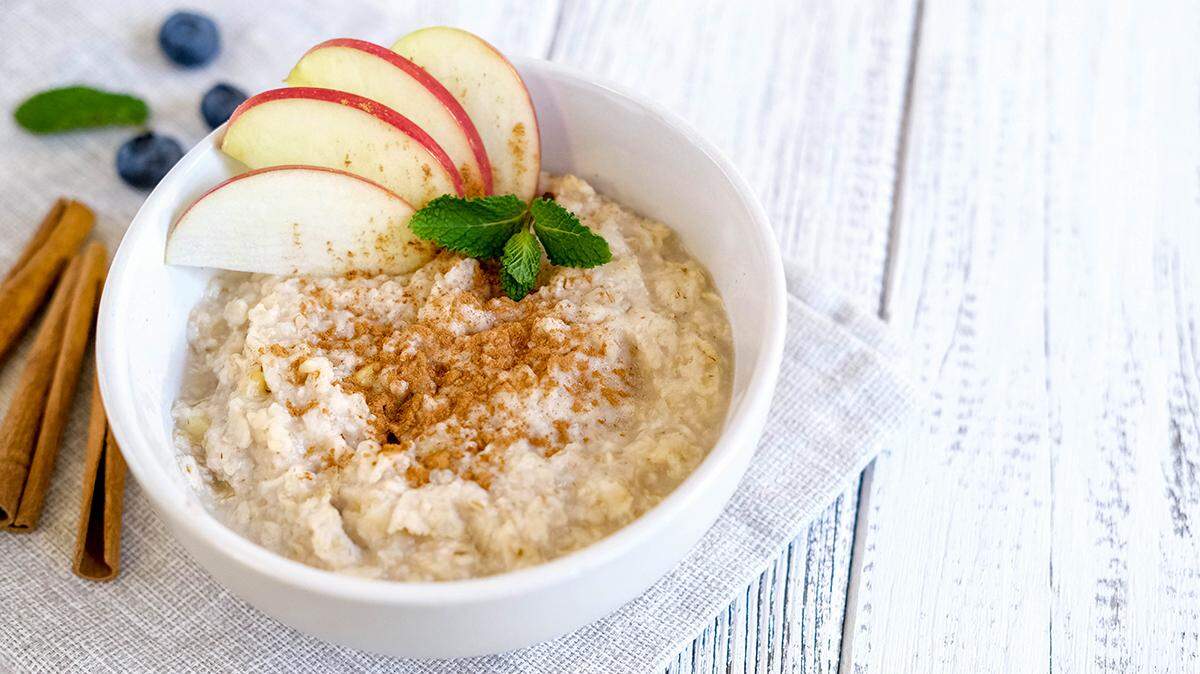 Porridge with apple and cinnamon.