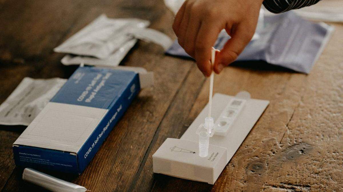 A photo of a COVID test.
