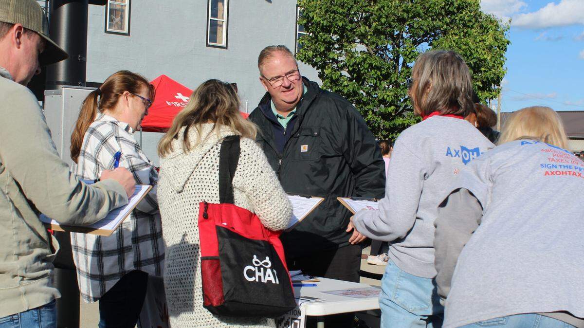 Les Carrier gathering signatures to abolish Ohio property taxes in Hilliard.