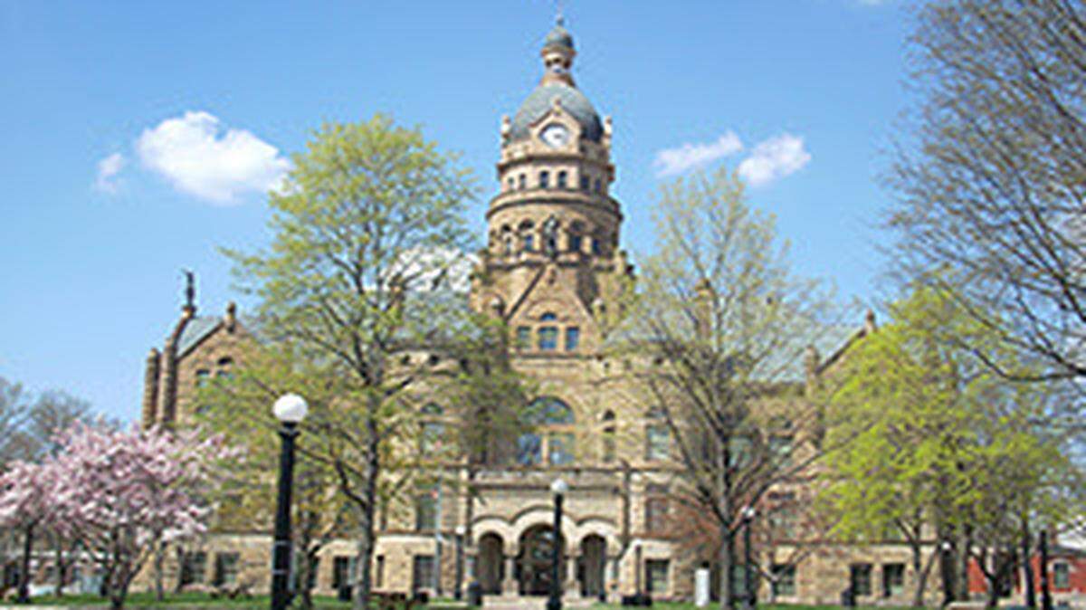 The Trumbull County Common Pleas Court located at the intersection of High Street and Mahoning Avenue in Warren, Ohio.