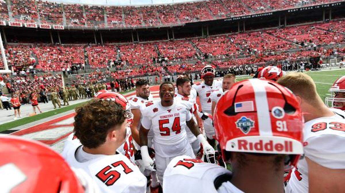 Youngstown State players gather before Saturday’s game against Ohio State.