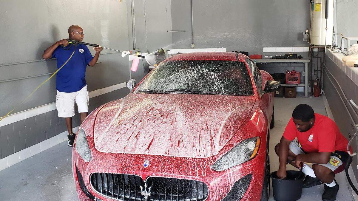 Luxury car wash opens in Warren