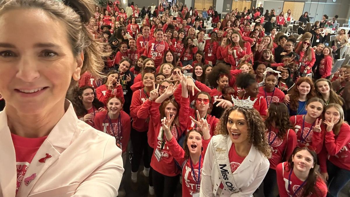 Dr. Christina Dascenzo, chair of the Northeast Ohio STEM Goes Red, and Stephanie Finoti, Miss Ohio 2024 with the participants in STEM Goes Red at NEOMED.