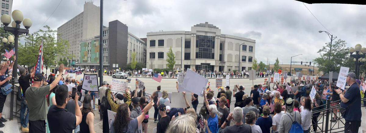 In the Youngstown area, advocates said 1,200 participants in their No Kings peaceful demonstration outside of the Mahoning County Courthouse.