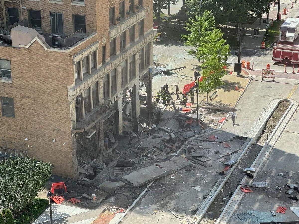 Police officials are urging people to avoid downtown Youngstown after a reported gas explosion at the former Chase building downtown at Market Street and East Federal Avenue.