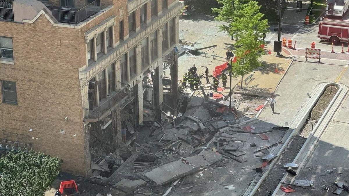 Police officials are urging people to avoid downtown Youngstown after a reported gas explosion at the former Chase building downtown at Market Street and East Federal Avenue.