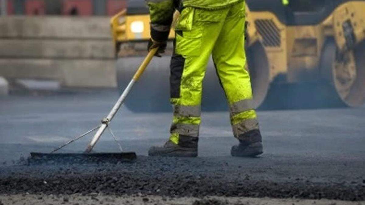 Drivers are advised to use caution when commuting along Mahoning Avenue in Youngstown while crews are repairing the pavement.