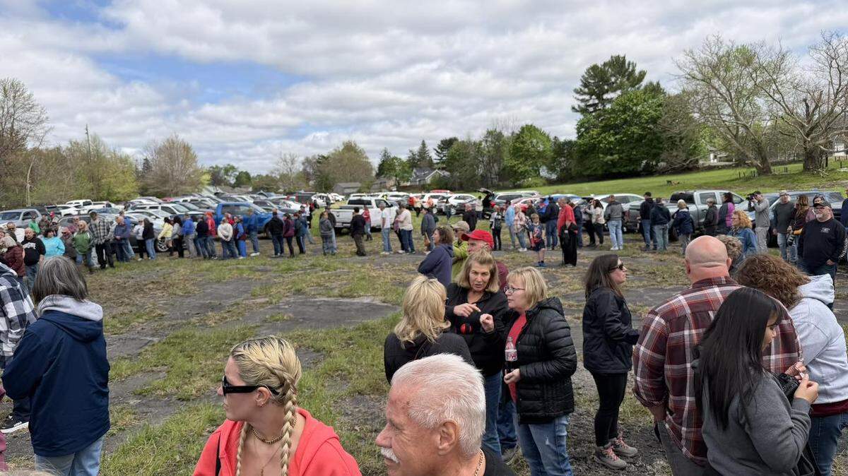 On the anniversary of the devastating fire, theme park enthusiasts and local residents participated in a walkthrough at the site of the former amusement park on the south side.