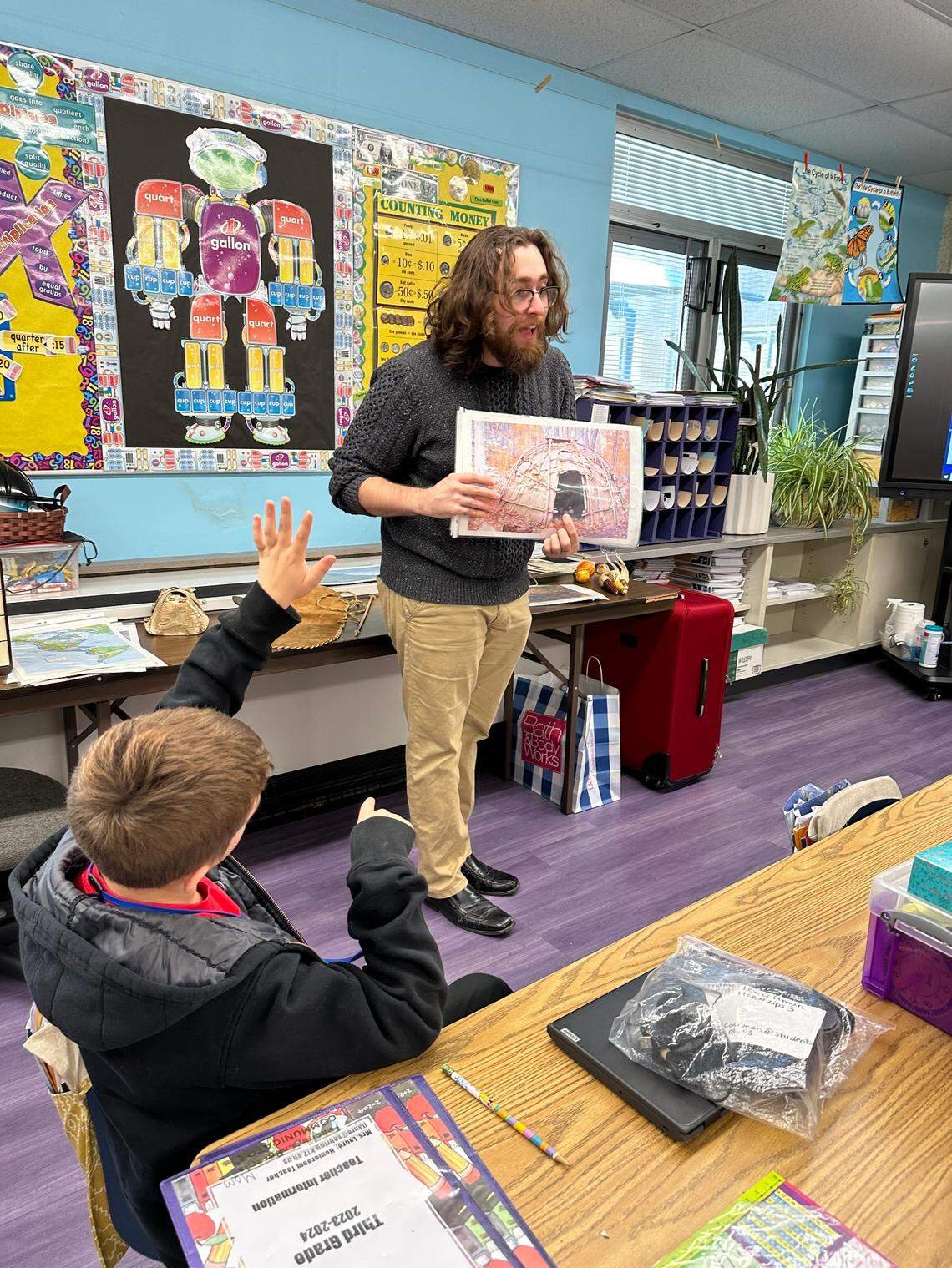 Dante Bernard from the Mahoning Valley Historical Society shared artifacts and led the hands-on exploration.