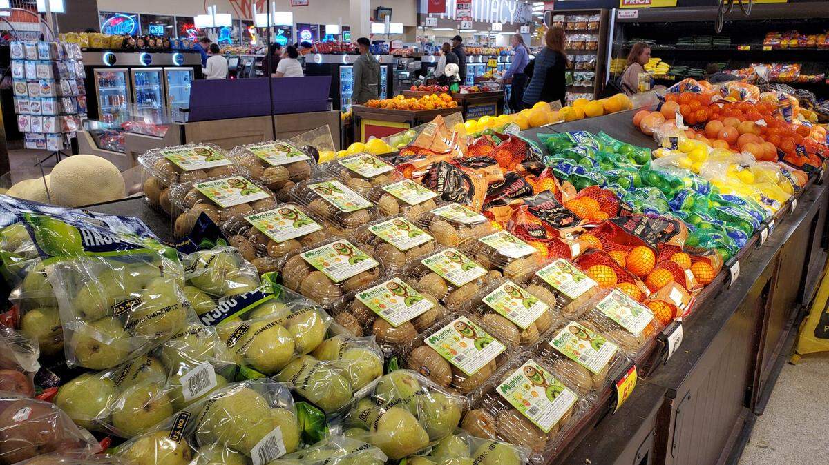 Fruit is displayed at grocery store.