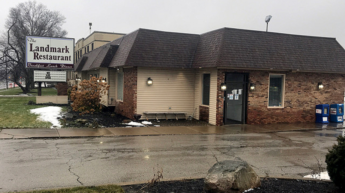 Landmark Restaurant, 7424 Market St., Boardman, is closing. (Photo by Robert K. Yosay | Mahoning Matters)