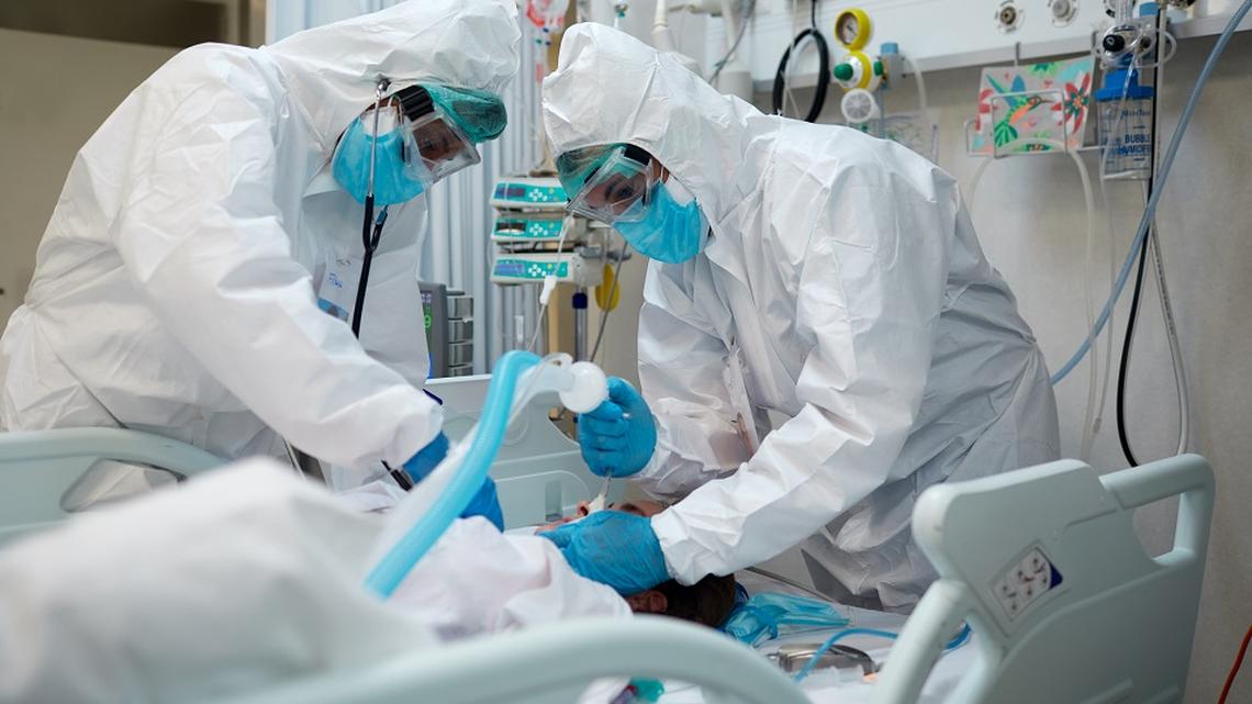 Hospital workers applying a ventilator to COVID-19 patient. (via Getty Images)