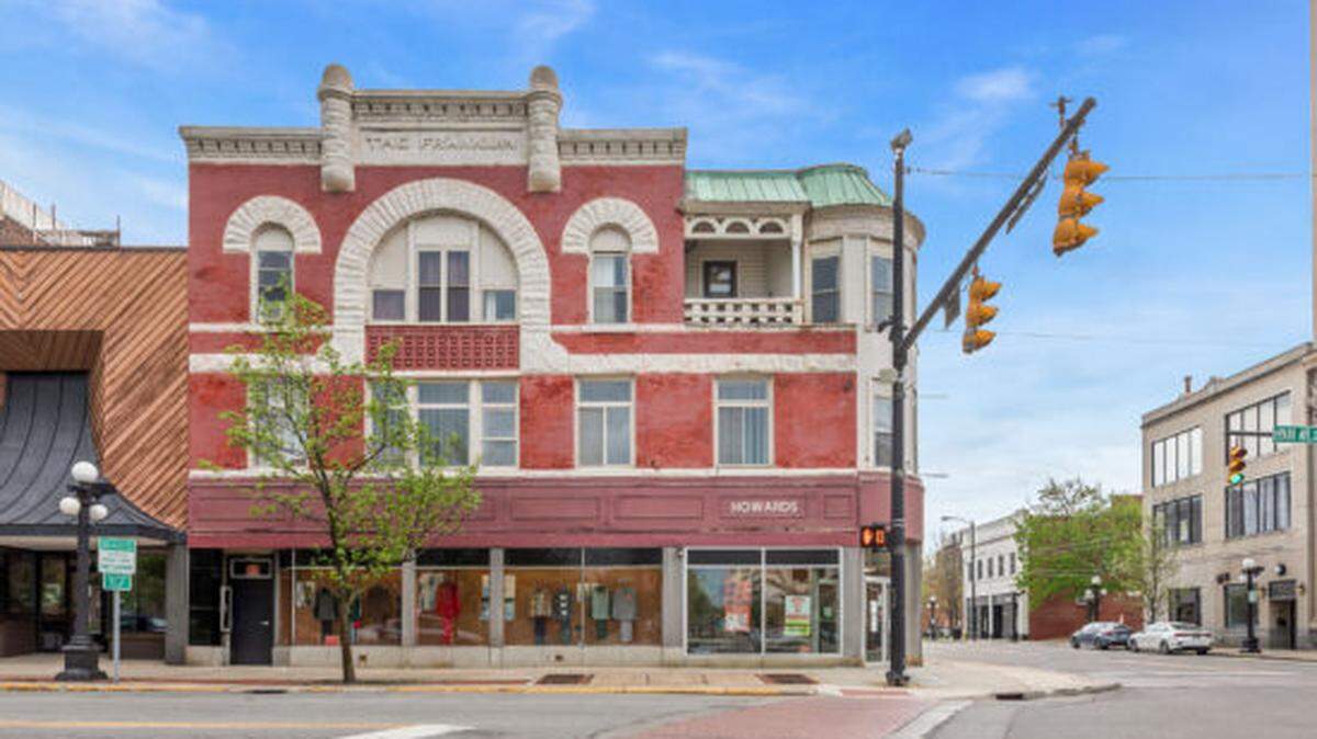 This three-story, mixed-use property was built in 1990 and has been home to Howard’s Clothing for over 50 years.