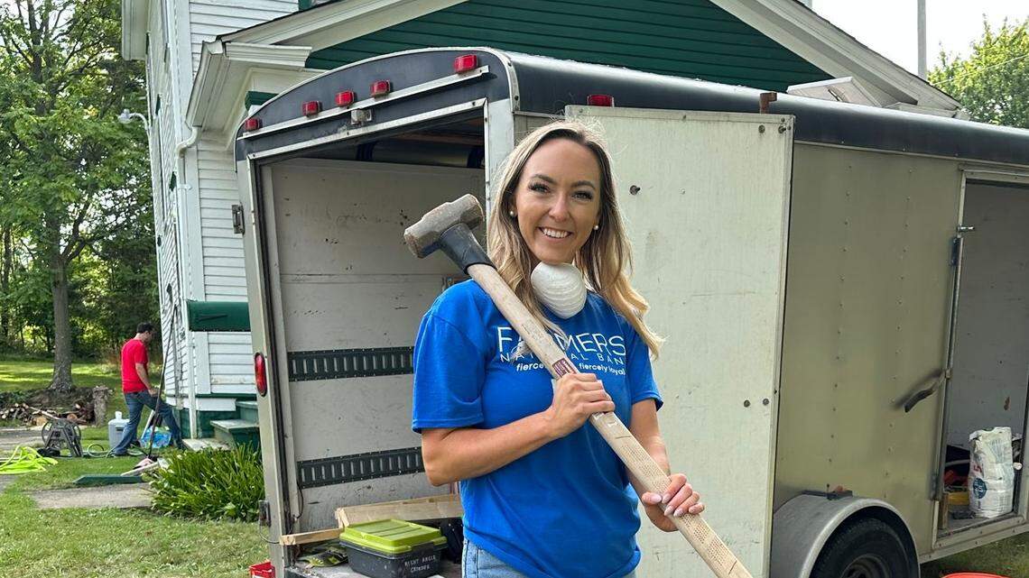 Chelsea Spears volunteering with Farmers National Bank