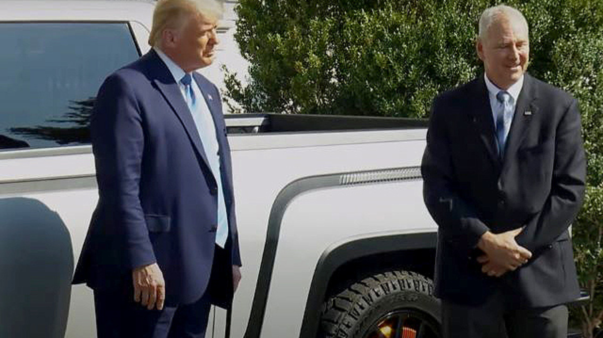 President Donald Trump (left) speaks with Lordstown Motors Corp. CEO Steve Burns (right) on the South Lawn of the White House on Monday, Sept. 28, 2020.