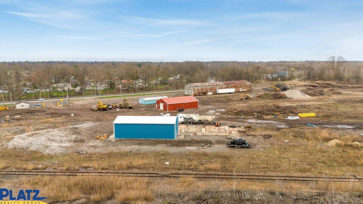 In Warren, there’s a newly-renovated freestanding warehouse with adaptable flex buildings for lease that’s fit for a growing industrial service contractor.