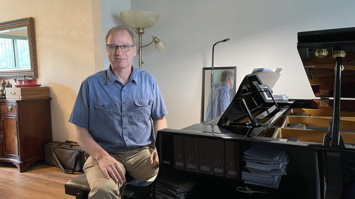 Nicholas Ross at the piano. (Photo by Nick Evans, Ohio Capital Journal.)