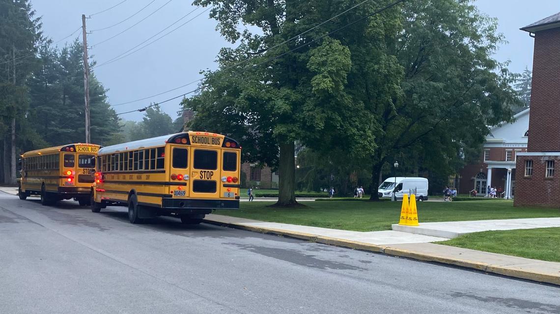 Poland students arrive for their first day of school. (Jess Hardin/Mahoning Matters)