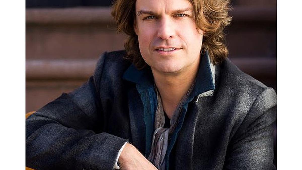 Award-winning pop singer-songwriter Jann Klose will perform at JR’z Pub in Austintown on Saturday. (Contributed photo)
