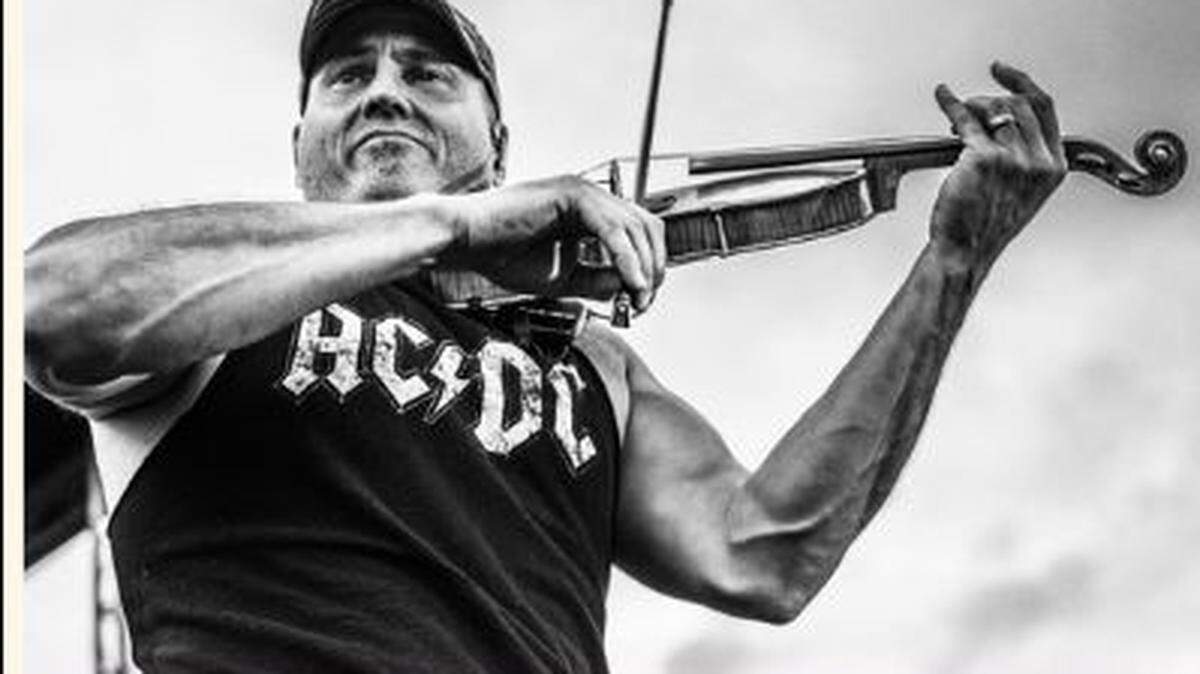 Country music singer and fiddler Chris Higbee will perform at 8 p.m., joined by special guests Random Strangers, a high-energy country band at Country at The Boot’s New Year’s Eve party.