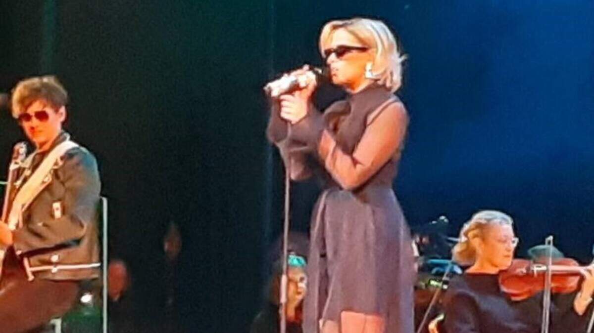 The Vindys lead singer Jackie Popovec performs with her band Friday night in Youngstown.