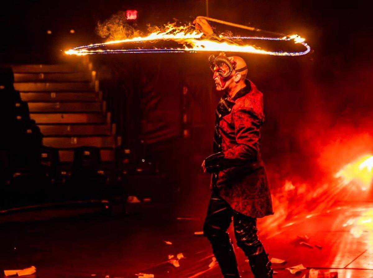 Paranormal Cirque Whip act