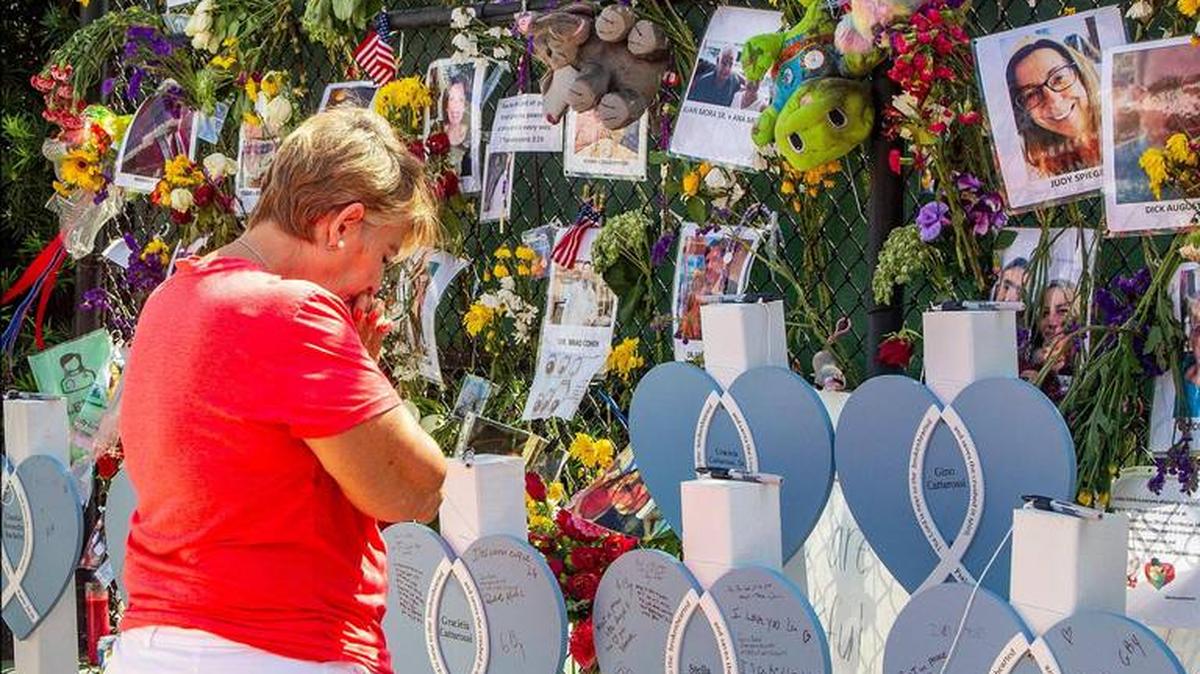 Lourdes Losada mourns the loss of her college roommate, Maria Teresa Rovirosa, who is still missing, at the memorial wall for the victims of the Champlain Towers South collapse in Surfside on Thursday, July 8, 2021. ‘She was just a great person. ... She would take what she had and give it to everybody,’ Losada said. PEDRO PORTAL PPORTAL@MIAMIHERALD.COM