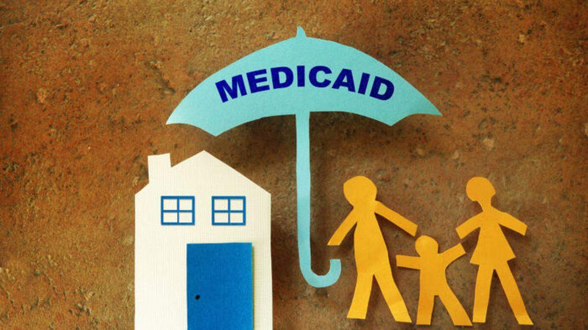 CUATRO DE cada siete residentes en hogares de ancianos en Florida dependen de Medicaid para poder pagar la atención que necesitan.