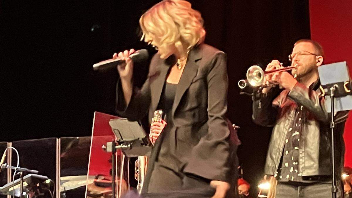 The Vindys lead singer Jackie Popevic performs Monday night during an event for The Reid Foundation in Columbus.