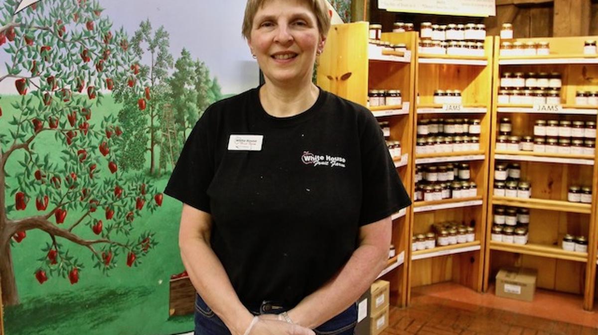 Debbie Pifer of White House Fruit Farm in Green Township. The store recently reopened after weeks of the state-ordered COVID-16 shutdown. (Bob Yosay/Mahoning Matters)
