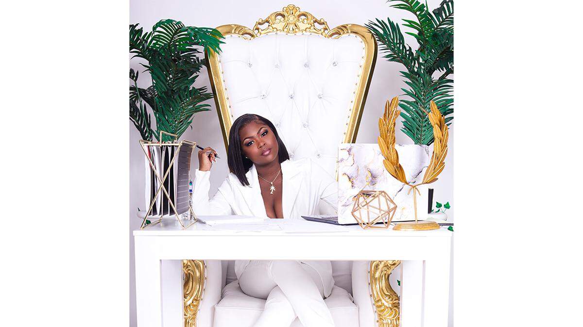 Self-published author Tei’Asha Simms is pioneering an innovative path for aspiring writers through her new educational platform, Authorship Academy.