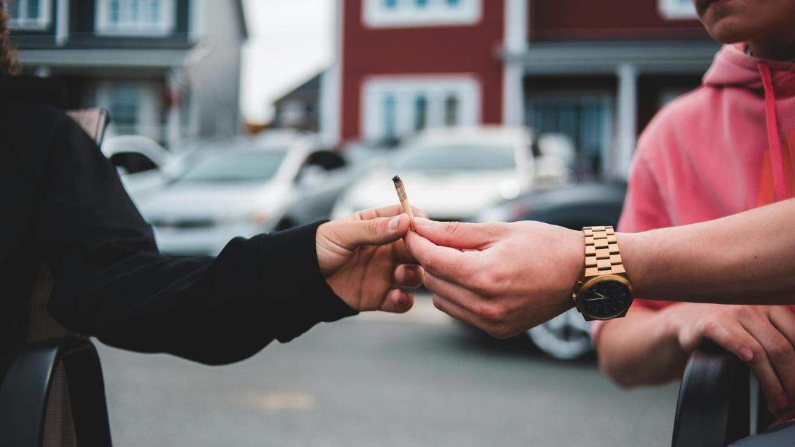 What can you do if you smell your neighbor’s pot smoke? Can you call 911 in Mississippi?