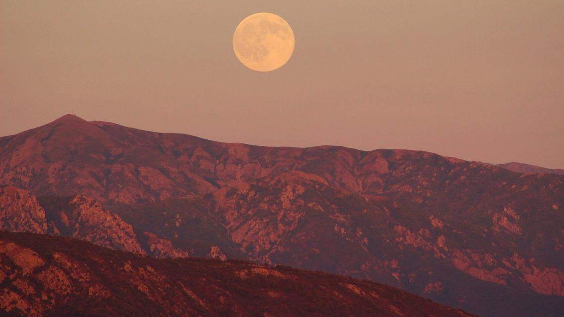 A pink moon over Illinois, then a meteor shower. Don’t miss these sights in night sky